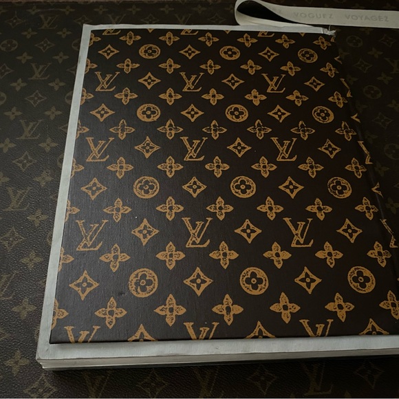 LOUIS VUITTON EXPOSITION COFFEE TABLE BOOK - Picture 3 of 11